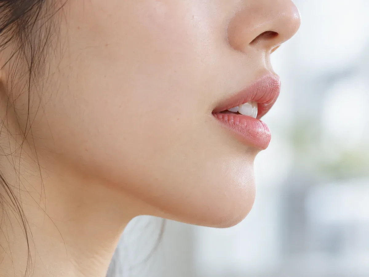 옆모습에서 두께가 보입니다. 정면만 보고 정하지 않습니다.