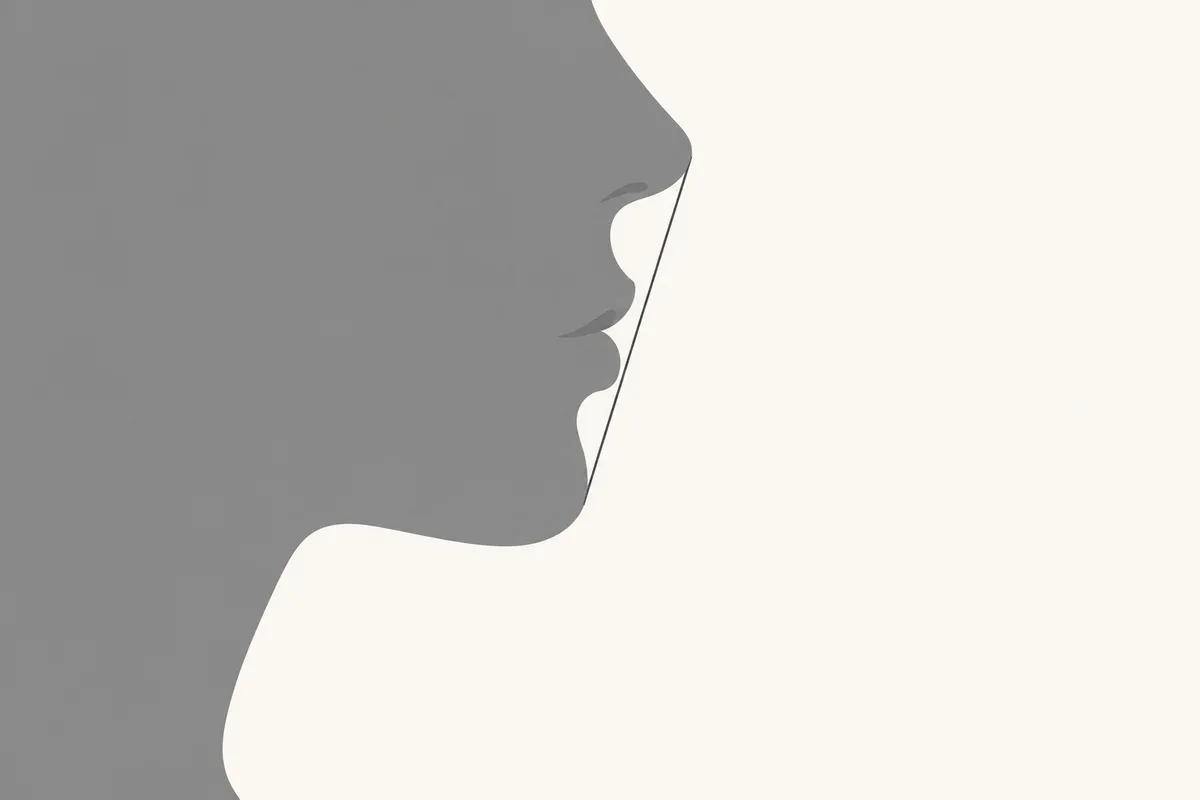 코끝과 턱끝을 이은 선으로 봅니다. 코와 턱 모양도 함께 봅니다.