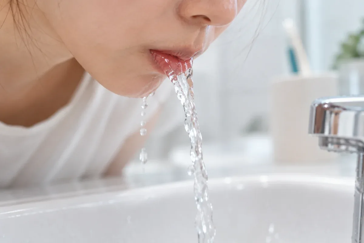 세게 헹구지 않습니다. 머금었다가 천천히 흘려보냅니다.