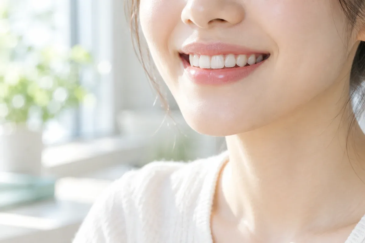 창가 자연광 아래 편안한 입매 — 리셋치과의원
