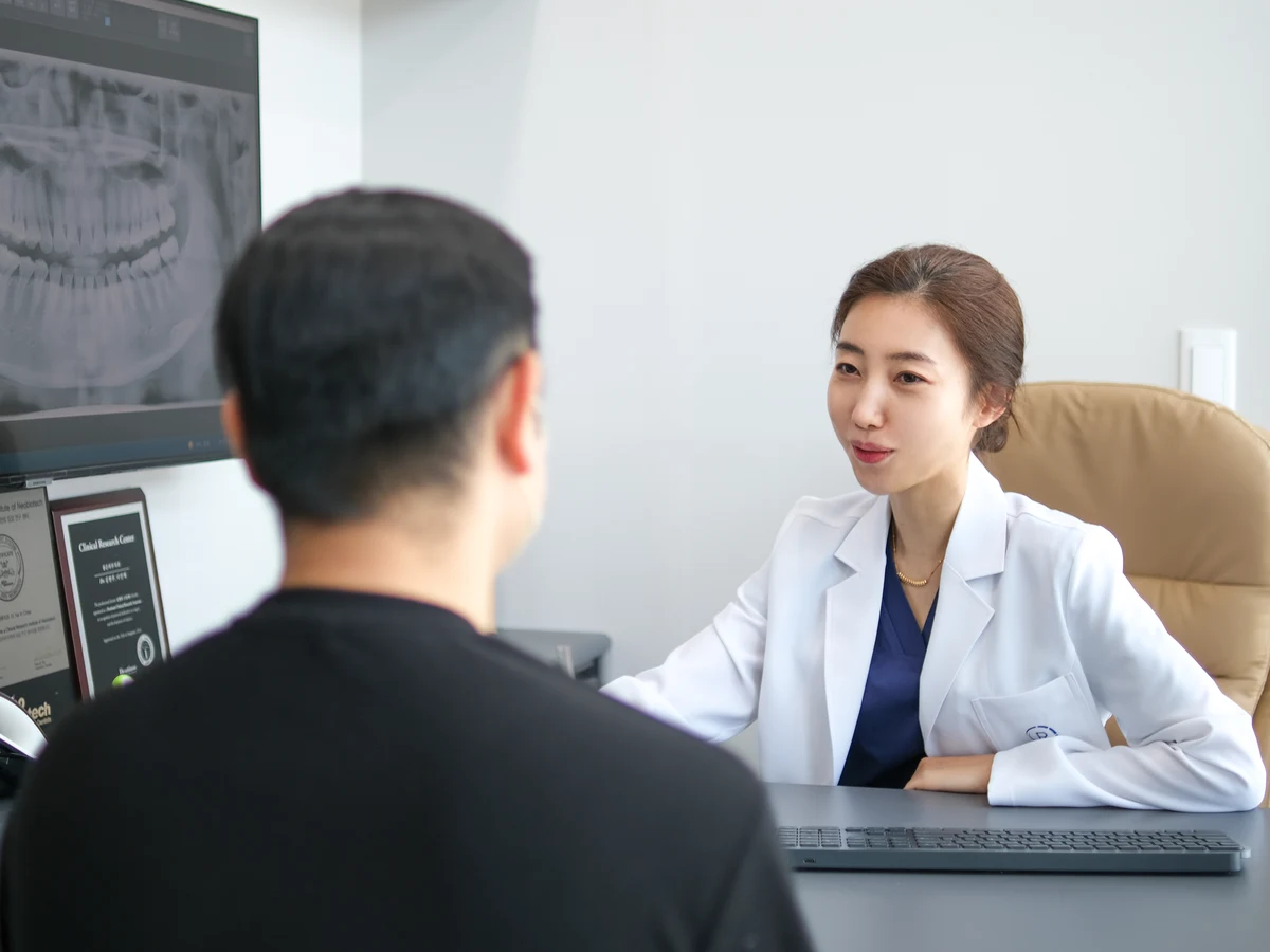김현주 대표원장이 화면을 보며 상담하는 모습